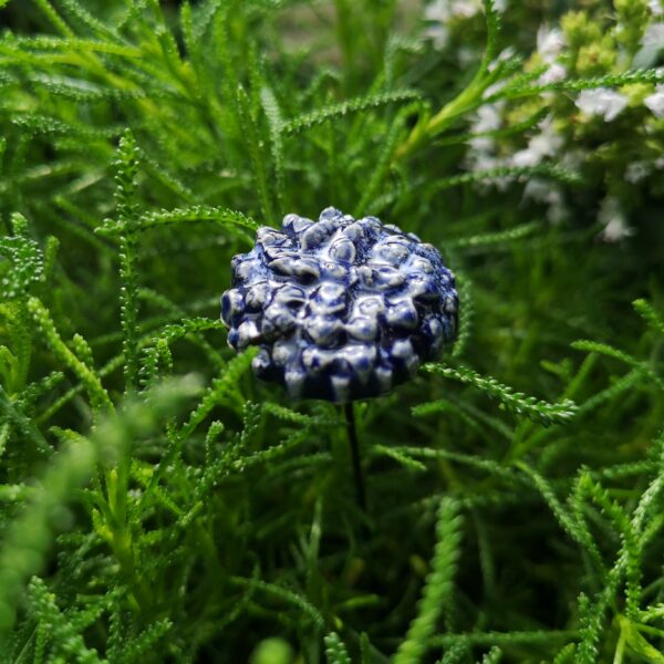Blumenstecker aus Keramik – Bunte Akzente für deinen Garten Blau