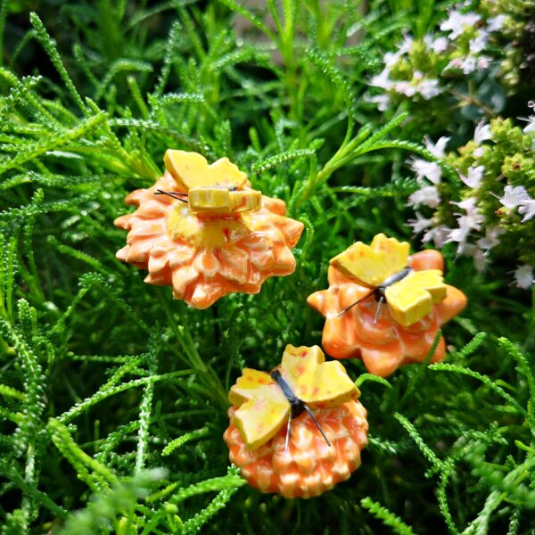 Blumenstecker aus Keramik – Bunte Akzente für deinen Garten Orange mit Schmetterling