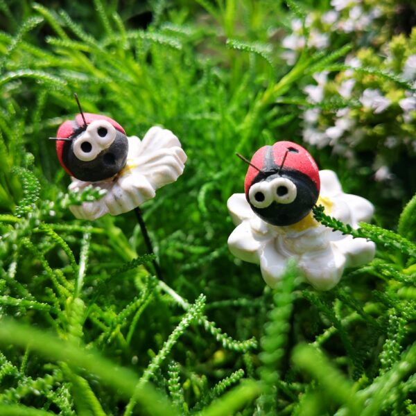 Blumenstecker aus Keramik – Bunte Akzente für deinen Garten weiß mit Käfer