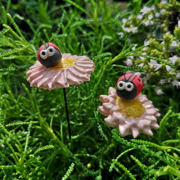 Blumenstecker aus Keramik – Bunte Akzente für deinen Garten Rosa mit Käfer