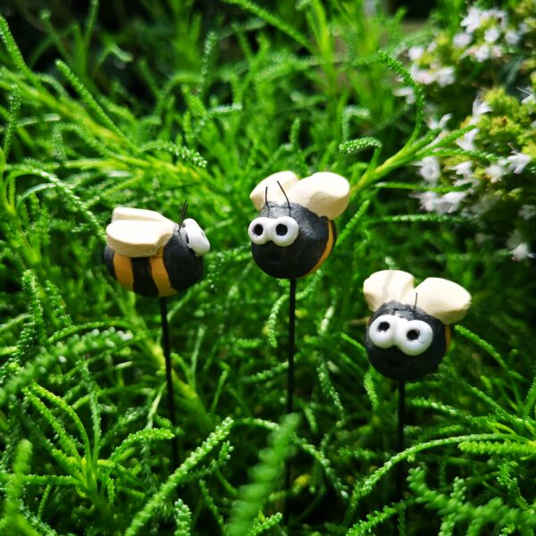 Blumenstecker aus Keramik – Bunte Akzente für deinen Garten Biene